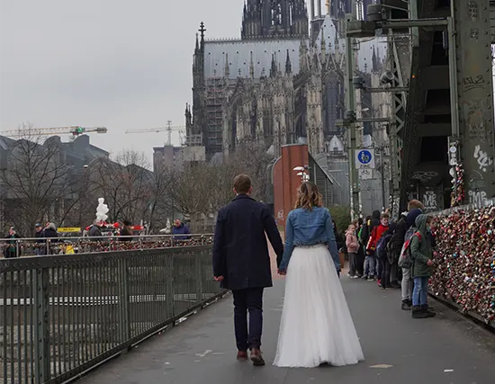 Wedding ride by rickshaw to the church in Cologne